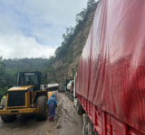 Instruyen despliegue de maquinaria pesada en la vía La Angostura–Samaipata por deslizamientos