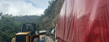 Instruyen despliegue de maquinaria pesada en la vía La Angostura–Samaipata por deslizamientos