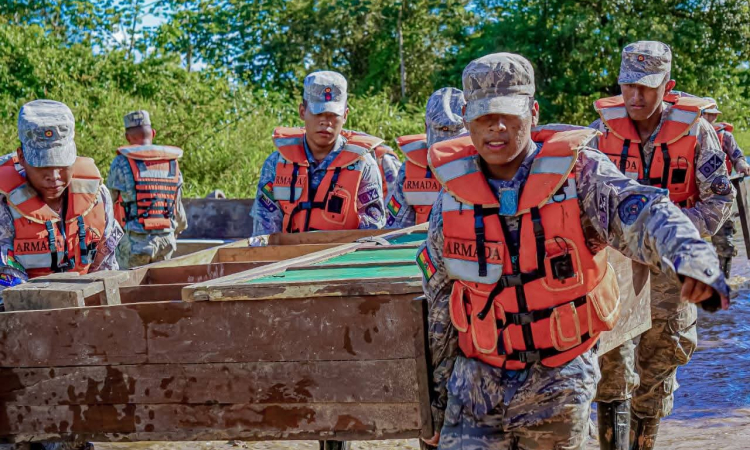 Marinos evacuan a 43 familias afectadas por riadas en Paichané