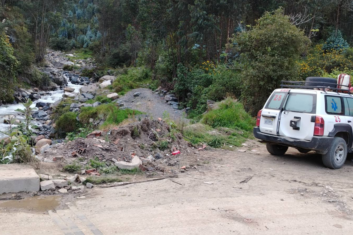 Intensifican la búsqueda de un bebé tras caída de minibús a un río en Quime