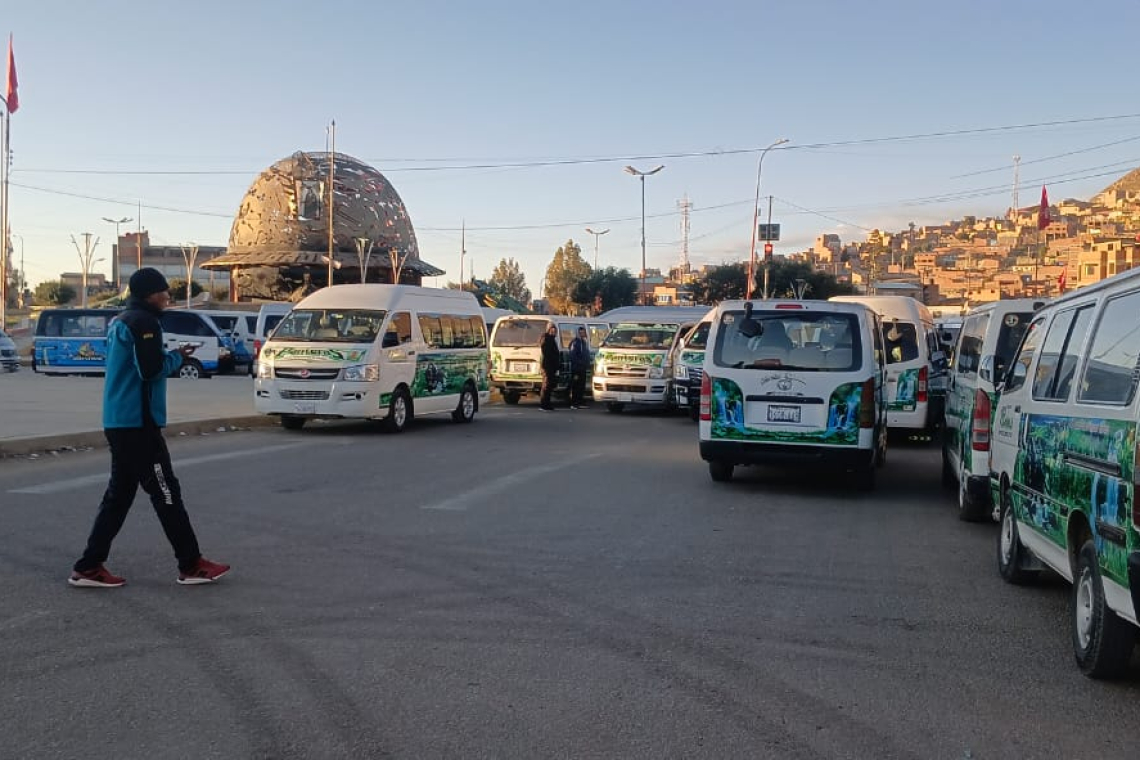 Bloqueo paraliza Oruro no hay salida de buses y suspendieron clases