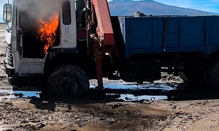 FFAA interceptan camiones e incinera 100 fardos de ropa usada en Salar de Coipasa 