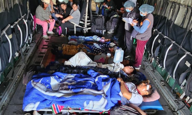 Avión Hércules salva vidas de 17 heridos en accidente en la ruta La Paz-Apolo