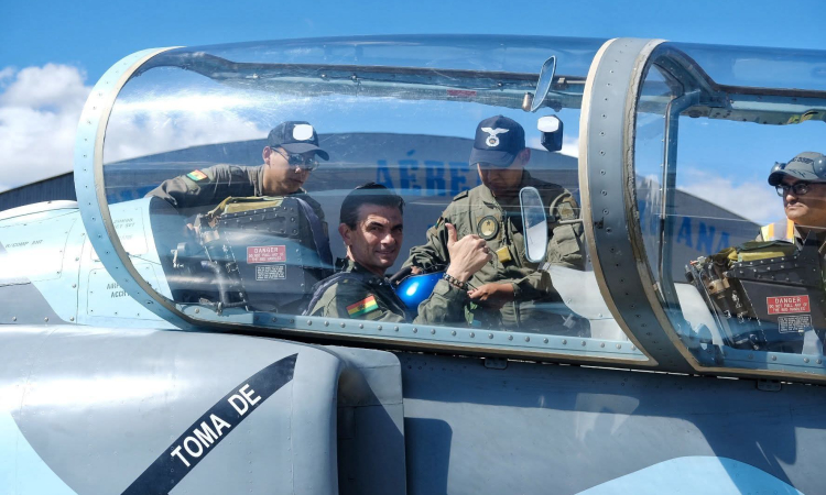 Presidente sobrevuela en el K-8 y destaca capacidad operativa en aniversario de Tarija