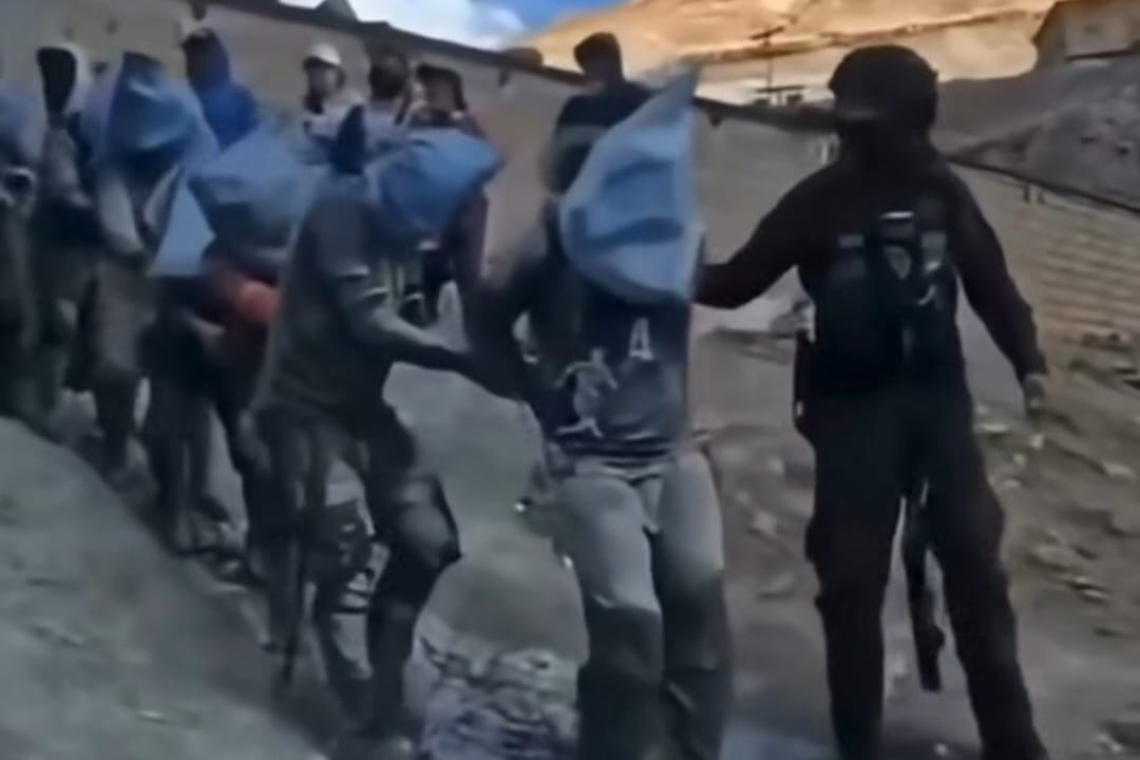 Ejército rescata 2,5 Tn de estaño y remite a la FELCC a 56 jukus en Huanuni