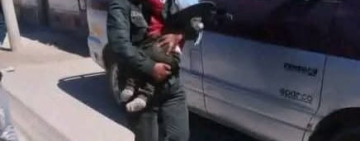 Un infante en situación de riesgo es rescatado por servidores policiales