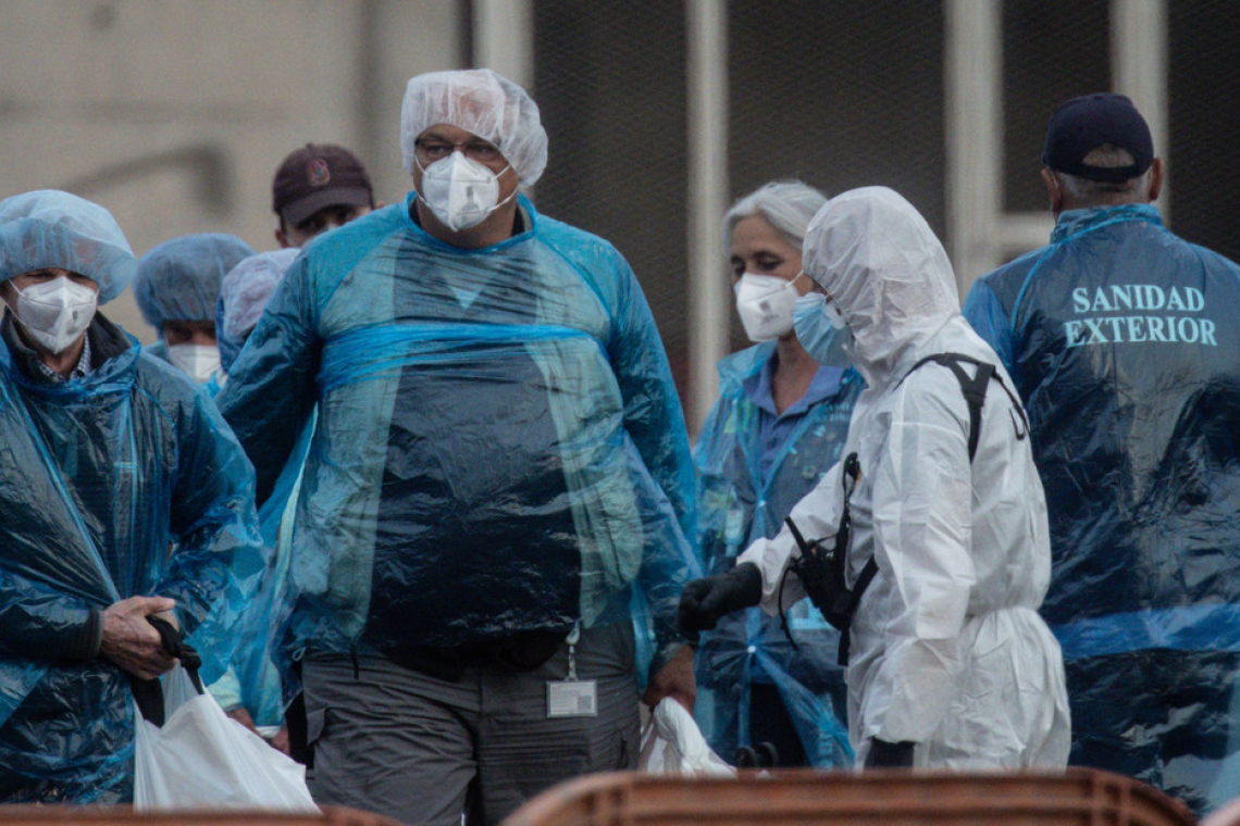 Fallece un guardia civil durante el desembarco del crucero con hantavirus en Canarias