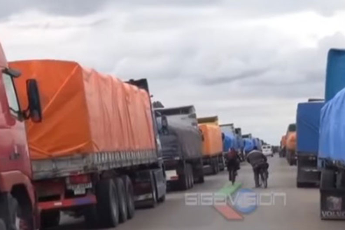 Choferes sufren sin comida ni agua; Cámara de Transporte pide cuarto intermedio en bloqueos