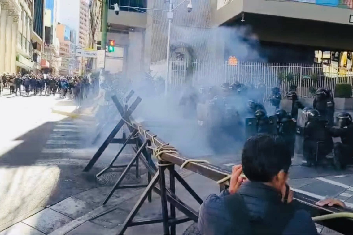La Paz vivió jornada de violencia, refriega entre policías y manifestantes que atentaron contra la vida y causaron destrozos