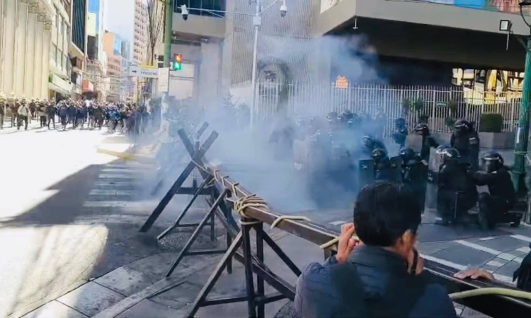 La Paz vivió jornada de violencia, refriega entre policías y manifestantes que atentaron contra la vida y causaron destrozos