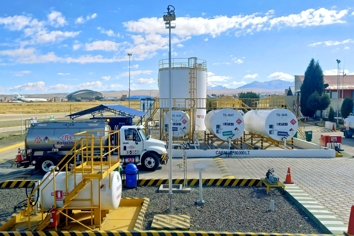 Bloqueos en La Paz restringen acceso de camiones cisterna con Jet Fuel a la aeroplanta de YPFB