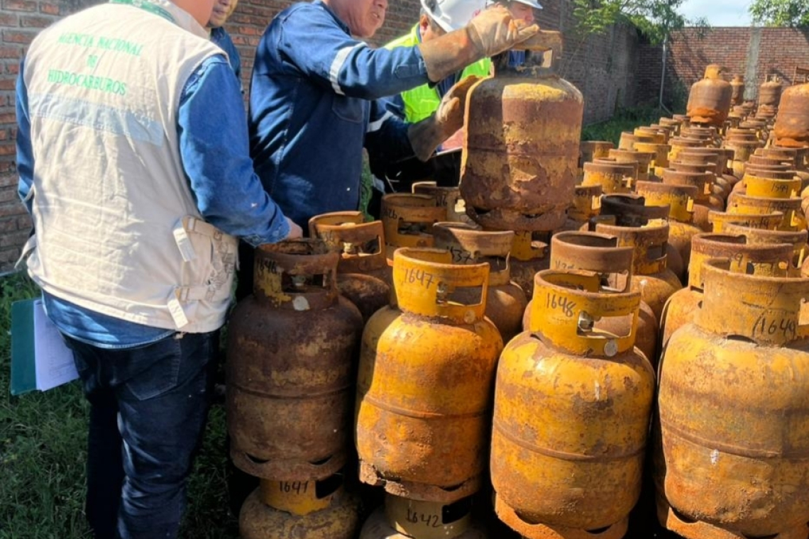 ANH supervisa estado de garrafas y refuerza controles en plantas de engarrafado de Santa Cruz