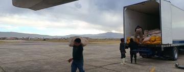 Gobierno activa puente aéreo desde Cochabamba para garantizar alimentos en La Paz