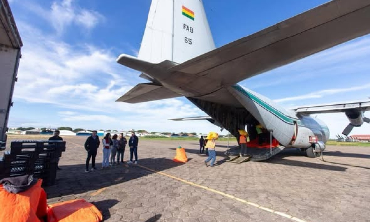 Llega avión Hércules enviado por Argentina con carne de pollo