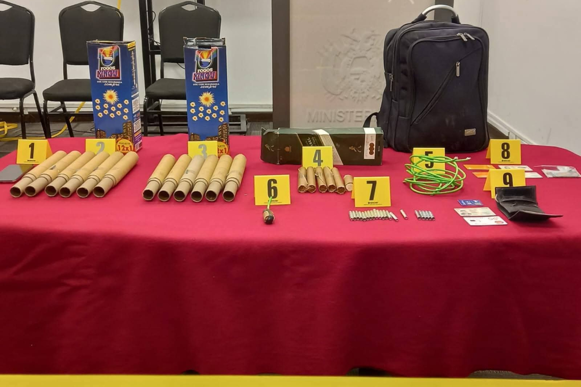 Policía aprehende a sujeto en posesión de explosivos de alta potencia