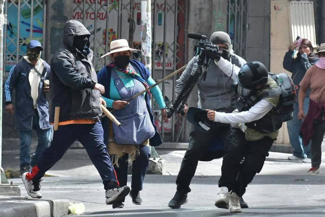En disturbios callejeros de la COB, atacan a la prensa y policías con explosivos y armas contundentes