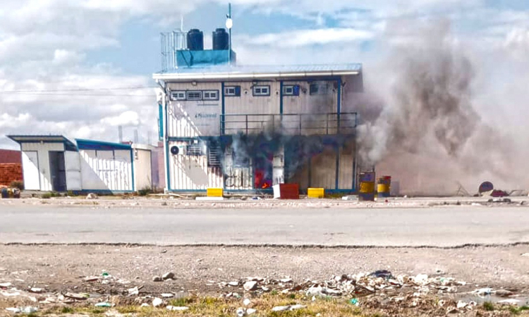 Explosivos y fuego destruyen oficinas aduaneras en tramo La Paz- Oruro