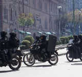 Paceños aplauden a policías por controlar disturbios callejeros y evitar desmanes 