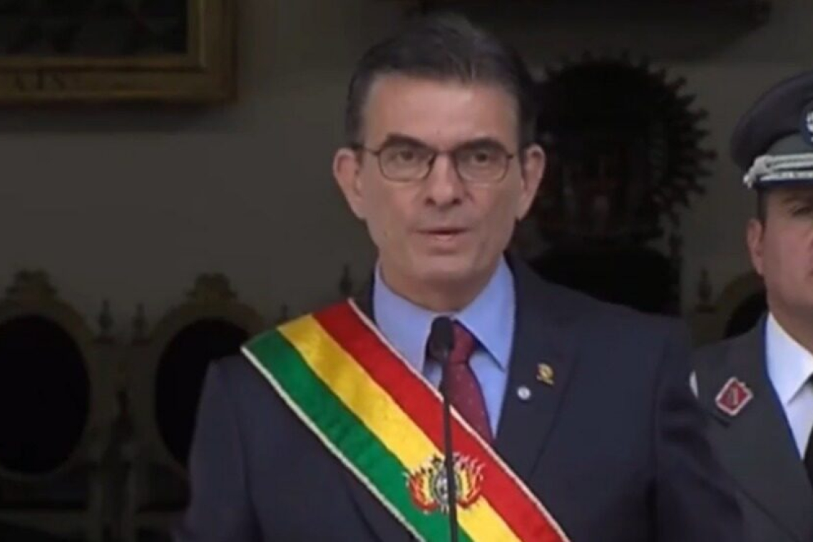 El presidente Paz anuncia la reducción de su salario y de su gabinete al 50%