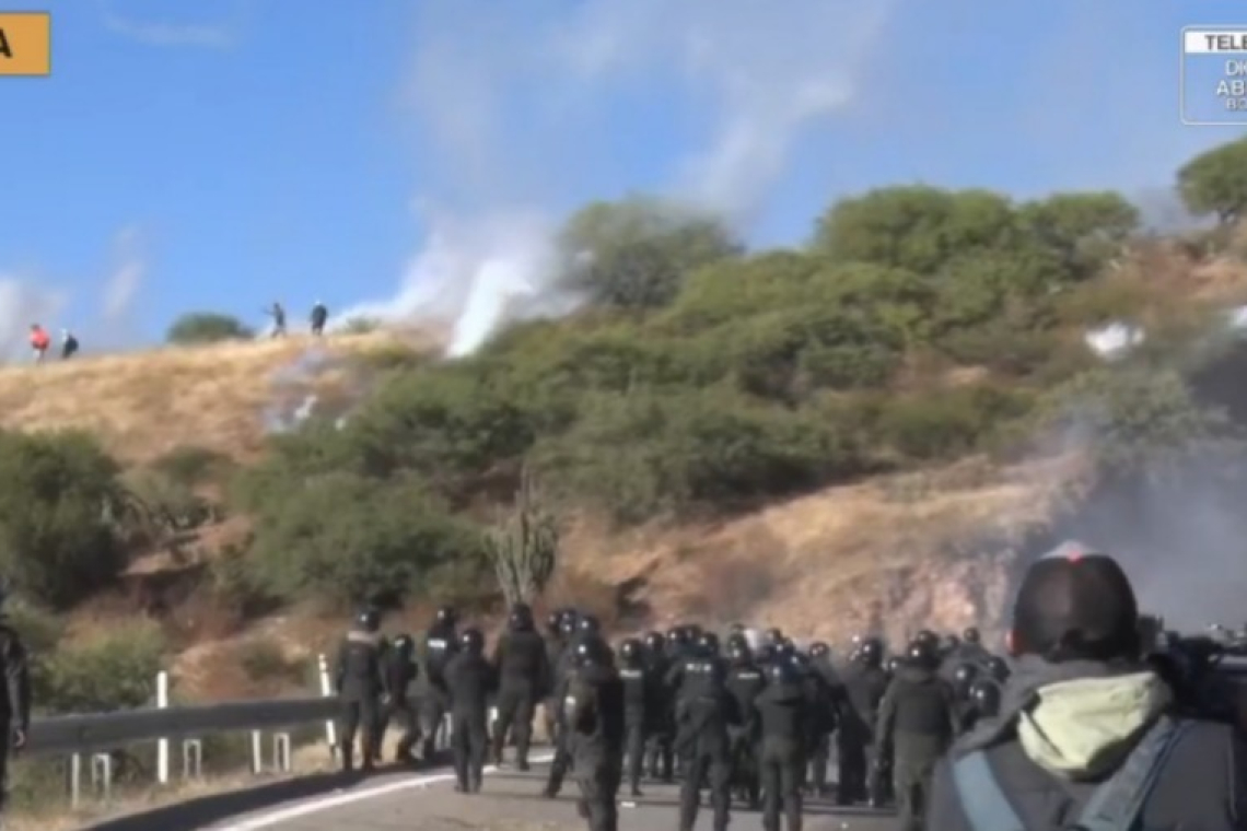 Se inicia desbloqueo en Parotani y movilizados responden con lanzamiento de piedras