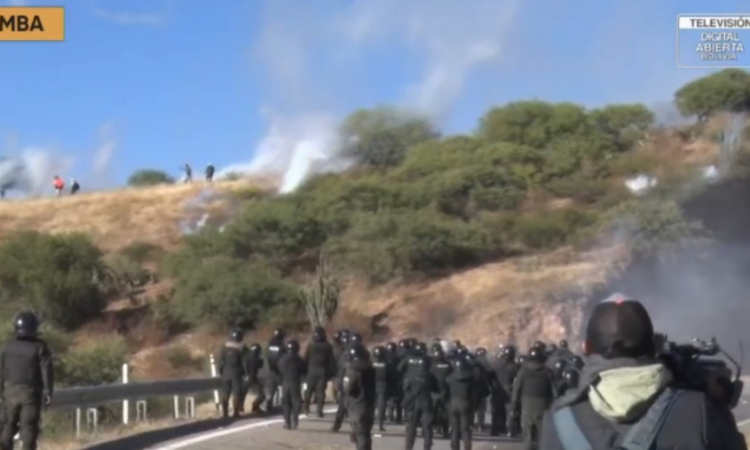 Se inicia desbloqueo en Parotani y movilizados responden con lanzamiento de piedras