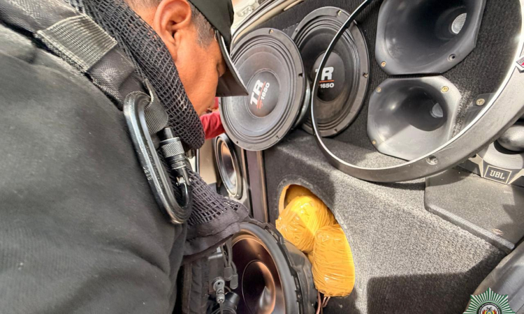 Encuentran 124 paquetes de droga ocultos en una vagoneta en Santa Cruz