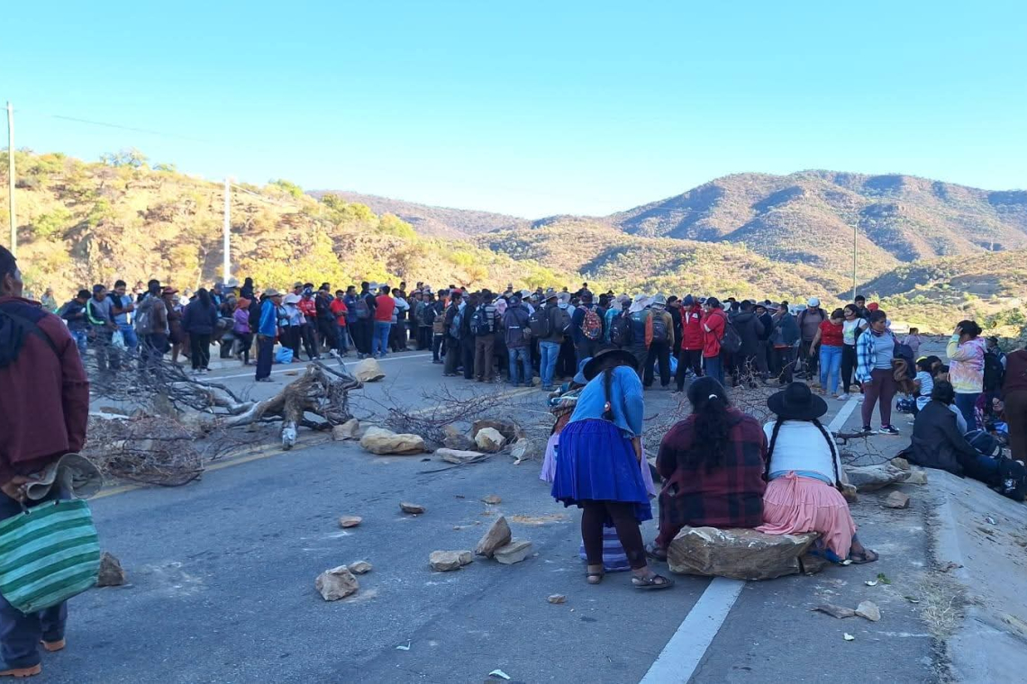 No respetan ni a niños, bloqueadores asaltan coca y retienen a comerciantes en ruta La Paz-Oruro
