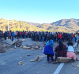 No respetan ni a niños, bloqueadores asaltan coca y retienen a comerciantes en ruta La Paz-Oruro