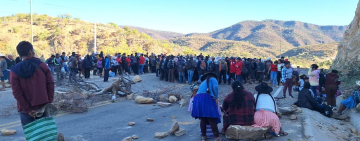 No respetan ni a niños, bloqueadores asaltan coca y retienen a comerciantes en ruta La Paz-Oruro