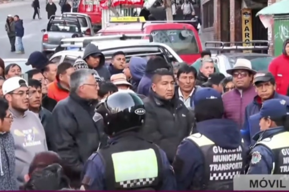 Choferes que esperaban abastecerse de gasolina irrumpen en una actividad de la Alcaldía de La Paz