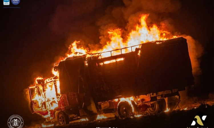 La Aduana Nacional y FFAA incautan e incineran camión con ropa usada