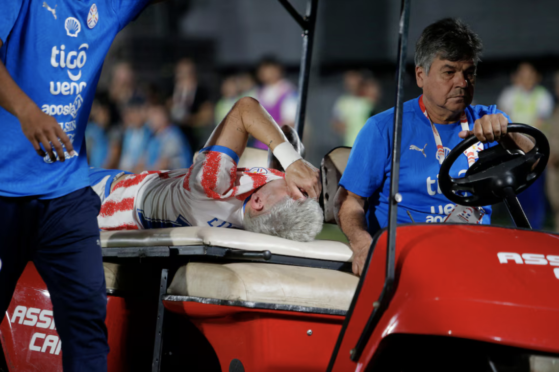 Alarma en Paraguay: una de las figuras del equipo de Gustavo Alfaro salió en camilla y llorando a una semana del debut en el Mundial