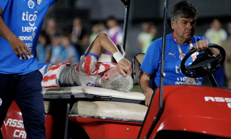 Alarma en Paraguay: una de las figuras del equipo de Gustavo Alfaro salió en camilla y llorando a una semana del debut en el Mundial