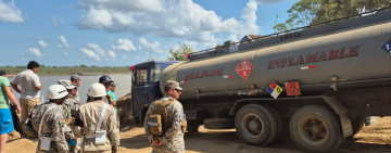 Navales mantienen expedito tránsito en Puerto Barador y el paso de cisternas por el Rio Mamoré