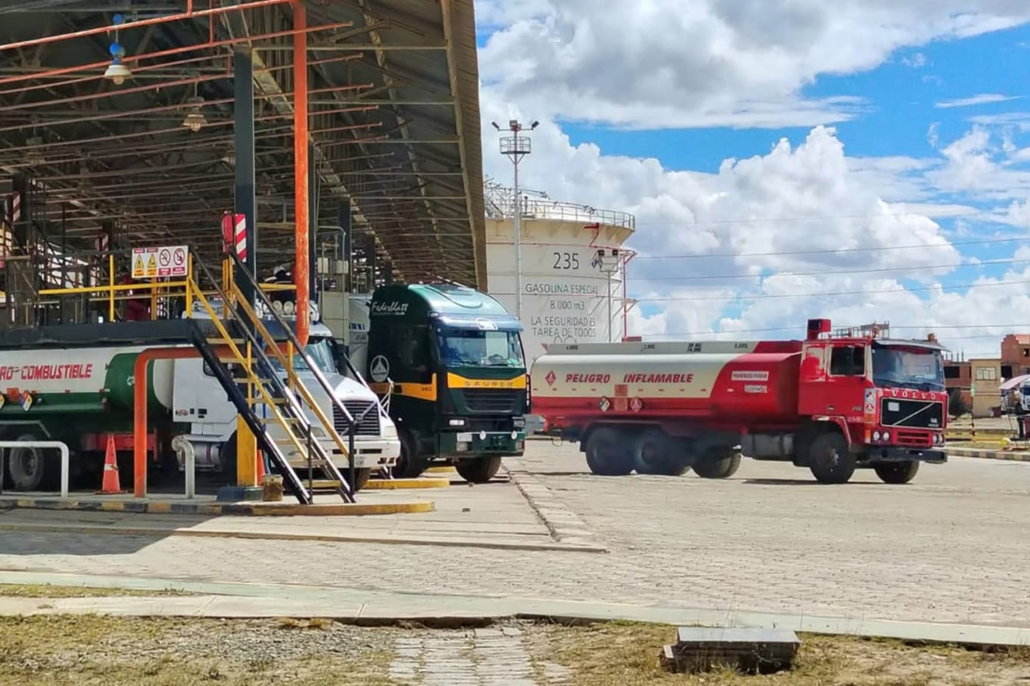 YPFB dispone 595.000 litros de gasolina a provincias de La Paz libres de bloqueos