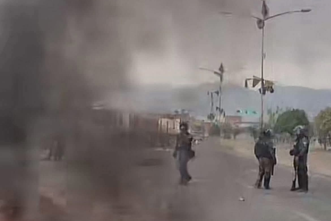 Policías y Militares habilitan Km 13 la Ruta al Occidente, altura puente del Río K´hora II