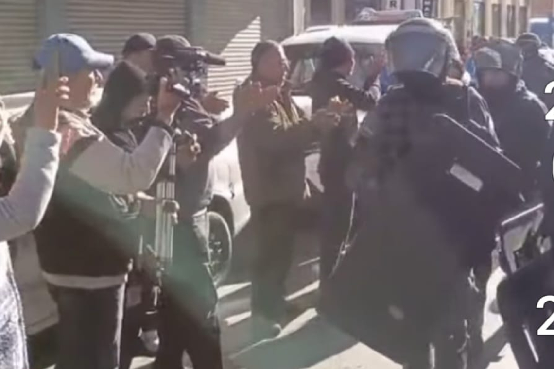 La población ovaciona a policías por disipar a manifestantes