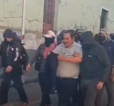 Policía aprehende a Vicente Salazar en medio de la marcha en el centro paceño