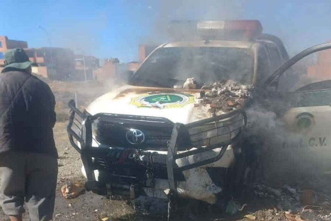 Incendian vehículo de la FELCV y agreden a dos policías en punto de bloqueo en El Alto