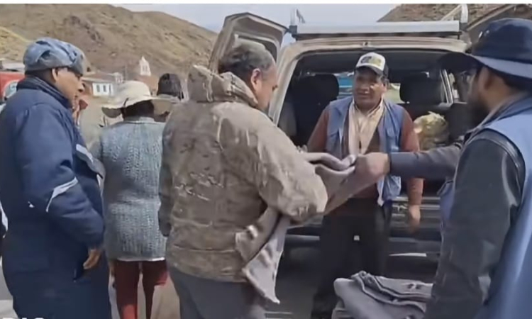 Transportistas víctimas de los bloqueos y robos reciben ayuda humanitaria