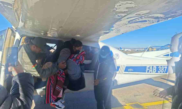 Tres pacientes oncológicos son evacuados de Oruro a La Paz para seguir tratamiento 