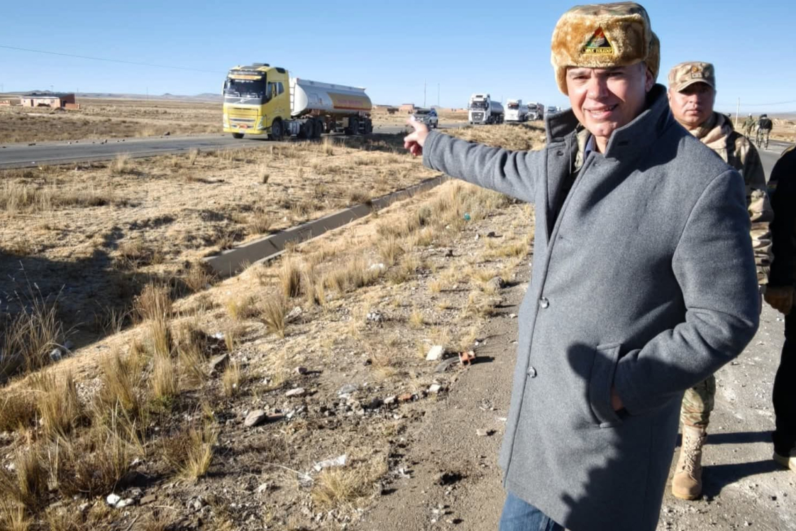Cientos de camiones y cisternas avanzan hacia La Paz tras operativo de despeje en la ruta a Oruro