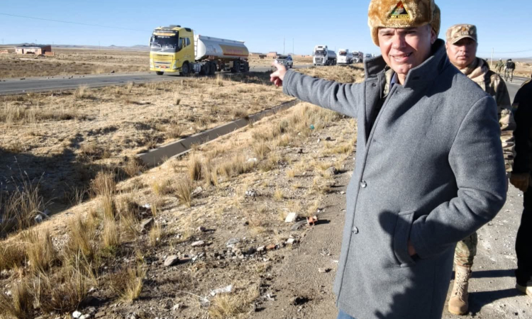 Cientos de camiones y cisternas avanzan hacia La Paz tras operativo de despeje en la ruta a Oruro