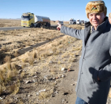 Cientos de camiones y cisternas avanzan hacia La Paz tras operativo de despeje en la ruta a Oruro