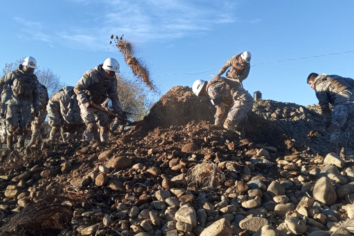 Navales coadyuvan en remoción de escombros y dejar expedita la carretera Tiquina-La Paz