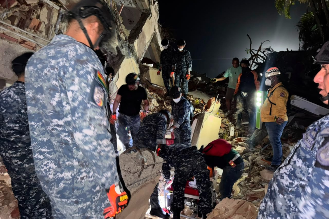 Rescatistas bolivianos recuperan cuerpos y suma 1.900 el número de muertos tras el terremoto en Venezuela