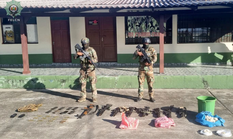 FELCN halla armas de fuego y desarticula laboratorio y fábricas de cocaína