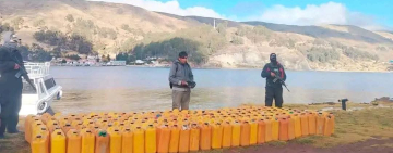 En el lago Titicaca, FFAA y Policía confiscan 3.140 litros de gasolina de contrabando