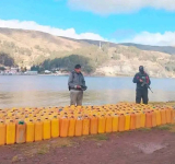 Navales vigorizan control para evitar desvió de carburantes en el Estrecho de Tiquina