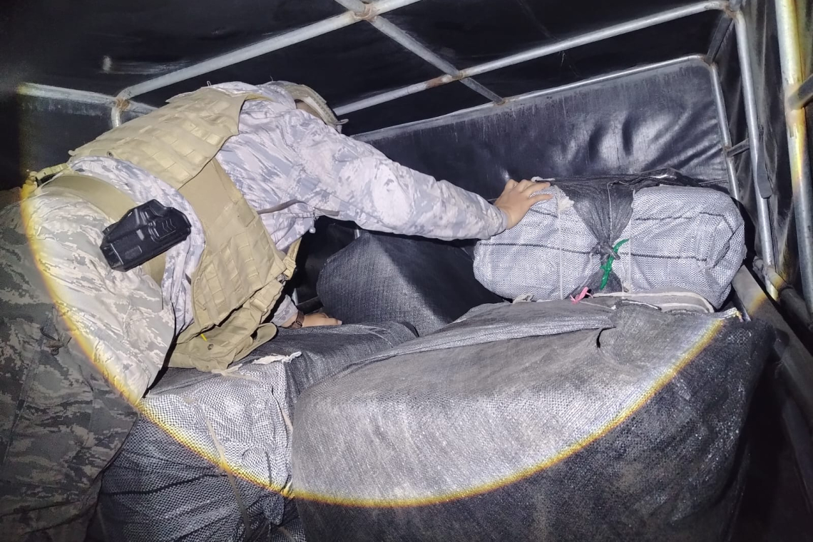 Navales comisan un vehículo chuto y 9 taques de coca valuado en Bs190.000 en el sur de Tarija